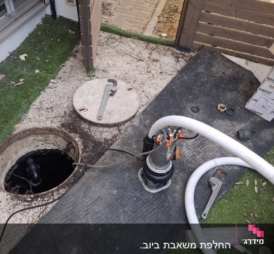מכונה ליד ביוב פתוח